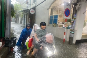 Mưa lớn kéo dài khiến nhiều đường, kiệt trên địa bàn Đà Nẵng bị ngập sâu trong nước. (Ảnh: Hoàng Vinh)