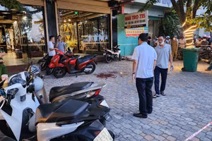 Công an phong tỏa khám nghiệm hiện trường. Ảnh: Vinh Hoàng. 