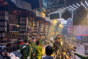 Công an 'đột kích' kiểm tra vũ trường New Phương Đông. Ảnh: Công an Đà Nẵng. 