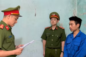 Công an tống đạt quyết định khởi tố khởi tố vụ án, khởi tố bị can Nguyễn Thế Anh. Ảnh: Công an Đà Nẵng. 