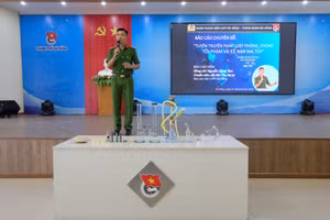 Đại úy Nguyễn Hồng Tâm - Bí thư Chi đoàn phòng Cảnh sát điều tra tội phạm về ma túy Công an TP Đà Nẵng, tuyên truyền về phòng, chống tội phạm, ma tuý. Ảnh: Hoàng Vinh. 