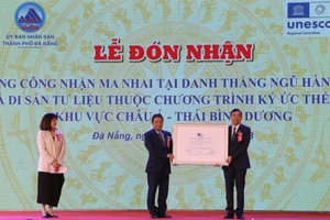 Ông Lê Trung Chinh (ngoài cùng bên phải) - Chủ tịch UBND TP Đà Nẵng đón nhận Bằng công nhận Ma nhai tại danh thắng Ngũ Hành Sơn là di sản tư liệu thuộc Chương trình ký ức thế giới khu vực Châu Á – Thái Bình Dương. Ảnh: Hoàng Vinh. 