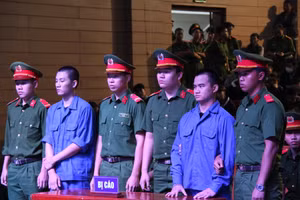 Bị cáo Cường (thứ 2 từ phải qua) và Trí (thứ 2 từ trái qua) tại phiên tòa ngày 28/12. Ảnh: H.V