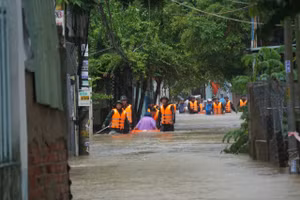 Lực lượng công an, quân đội sơ tán dân vùng ngập lụt. (Ảnh: Hoàng Vinh)