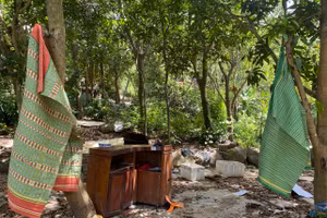 Sau khi công trình trái phép bị cưỡng chế, bán đảo Sơn Trà còn lại ngổn ngang rác thải. (Ảnh: Hoàng Vinh)