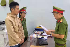 Cơ quan CSĐT tống đạt quyết định khởi tố vụ án, khởi tố bị can và lệnh bắt tạm giam Trần Quang Lợi. Ảnh: Công an Đà Nẵng