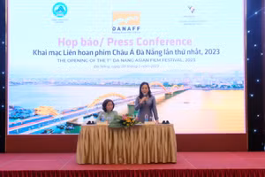 Bà Ngô Phương Lan - Chủ tịch VFDA, Giám đốc Liên hoan phim thông tin tại buổi họp báo. Ảnh: Hoàng Vinh. 