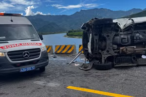 Xe khách 16 chỗ bị lật ngang. Ảnh: Công an Đà Nẵng. 