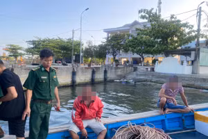 Lực lượng Bộ đội Biên phòng phát hiện trường hợp dùng súng xung điện để đánh bắt hải sản. Ảnh: BĐBP. 