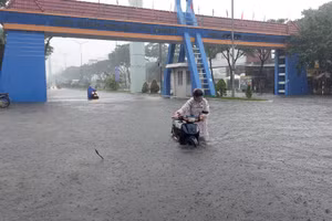 Đường dẫn vào Khu công nghiệp Hòa Khánh quận Liên Chiểu, TP Đà Nẵng) bị ngập cục bộ do cơn mưa lớn. Ảnh: Hoàng Vinh