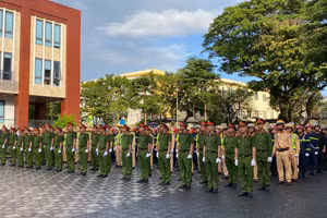 Công an Đà Nẵng đồng loạt ra quân trấn áp tội phạm. Ảnh: Hoàng Vinh 