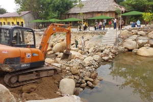 Máy múc được huy động để cưỡng chế những công trình du lịch trái phép. Ảnh: Hoàng Vinh. 