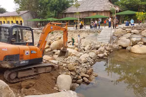 Máy múc được huy động để cưỡng chế những công trình du lịch trái phép. Ảnh: Hoàng Vinh. 