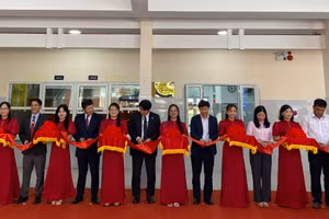 Các vị lãnh đạo cắt băng khánh thành Bếp ăn mẫu tại Trường Tiểu học Ngô Gia Tự (TP Đà Nẵng). Ảnh: Hoàng Vinh