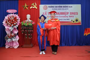PGS. TS Vũ Thị Phương Anh - Hiệu trưởng Trường Cao đẳng Quảng Nam trao bằng tốt nghiệp cho các học sinh hệ trung cấp. Ảnh: Hoàng Vinh. 