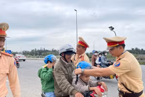 CSGT Đà Nẵng tặng mũ bảo hiểm cho các em nhỏ theo ba mẹ về quê ăn Tết. Ảnh: Công an Đà Nẵng. 
