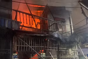 Căn nhà bốc cháy dữ dội lúc rạng sáng. Ảnh: Công an Đà Nẵng. 