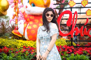 Khách du lịch check-in tại đường hoa Xuân Đà Nẵng. Ảnh: Hoàng Vinh. 