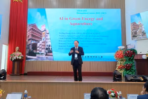 GS.TS Yo-Ping Huang (thành viên IEEE) Hiệu trưởng Trường Đại học Khoa học kỹ thuật Bành Hồ - Đài Loan, Trung Quốc trình bày báo cáo tại hội thảo. (Ảnh: Hoàng Vinh)