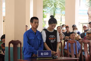 Bị cáo Anh và Ngân tại phiên tòa. Ảnh: Tiến Xuân. 