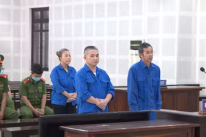 Bị cáo Đàm Quang Hưng (ngoài cùng bên phải) tại tòa. Ảnh: Trần Trang. 