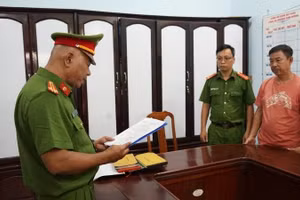 Công an thực hiện lệnh bắt tạm giam Nguyễn Nho Cầm. Ảnh: Công an Đà Nẵng. 