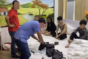 Công an bắt quả tang nhóm nam nữ sử dụng trái phép chất ma túy trong khách sạn. Ảnh: Công an Đà Nẵng. 