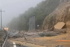 Đường trên đèo Hải Vân bị sạt lở. (Ảnh: CSGT Cửa ô Hòa Hiệp)