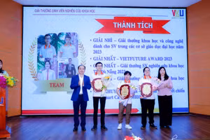 PGS. TS Huỳnh Công Pháp - Hiệu trưởng Trường VKU và bà Lê Thị Bích Thuận - Giám đốc Sở GD&ĐT TP Đà Nẵng vinh danh các sinh viên đạt thành tích xuất sắc. Ảnh: H.V