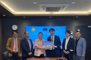 PGS.TS Vũ Thị Phương Anh - Hiệu trưởng Trường Cao đẳng Quảng Nam và ông Kamiya Ryokichi - Chủ tịch Hiệp hội ORIENT HUMAN DESIGN INC tại buổi ký hợp tác. Ảnh: Anh Phương. 