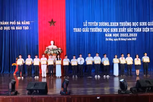 Sở GD&ĐT TP. Đà Nẵng tuyên dương – khen thưởng học sinh giỏi và trao giải học sinh giỏi xuất sắc toàn diện tiêu biểu năm học 2022-2023. Ảnh: Hoàng Vinh. 