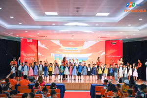 Các bạn học sinh Khối 1 vui vẻ khi được nhận những món quà Nhà trường. Ảnh: Trường TH&THCS FPT Đà Nẵng. 