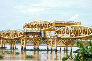 Cầu Nguyễn Văn Trỗi được nâng lên để các tàu vận chuyển khách du lịch có thể đi lại trên sông Hàn.