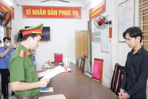 Công an tống đạt quyết định Lệnh bắt tạm giam đối với Lê Quốc Vũ. Ảnh: Công an Đà Nẵng. 