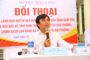 Ông Tô Văn Hùng - Bí thư Huyện ủy Hòa Vang, TP Đà Nẵng trong buổi đối thoại với phụ huynh thôn Nam Yên. Ảnh: Hoàng Vinh.