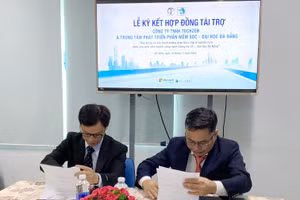 Nguyễn Hà Huy Cường (bên phải) - Phó Giám đốc phụ trách Trung tâm Phát triển phần mềm (SDC) - Đại học Đà Nẵng cùng với ông Lê Duy Linh - Giám đốc Công ty TNHH Techzen ký kết hợp tác. Ảnh: Cường Huy