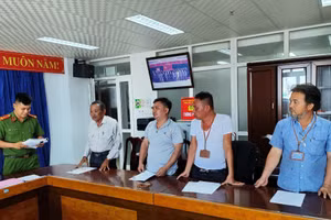 Công an tống đạt quyết định khởi tố các bị can. Ảnh: Công an Đà Nẵng. 