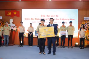 Đại diện các doanh nghiệp trao học bổng cho sinh viên Trường Cao đẳng Quảng Nam. 