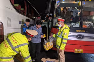 Lực lượng CSGT mua thức ăn, nước uống hỗ trợ người dân. Ảnh: Công an TP. Đà Nẵng. 