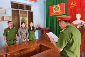 Công an tống đạt quyết định khởi tố vụ án, khởi tố bị can đối với Phạm Thị Quyên. (Ảnh: Công an Đà Nẵng)