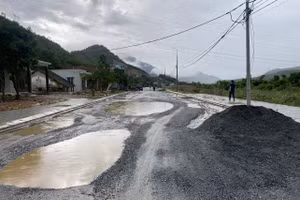 Đường hơn 700 tỉ ở Đà Nẵng tiếp tục chậm tiến độ, khiến người dân khổ sở. (Ảnh: Hoàng Vinh)