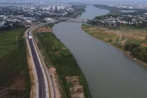 Tuyến đường ven sông Tuyên Sơn - Túy Loan. Ảnh: Sơn Đoàn. 