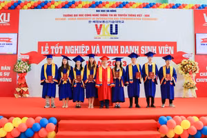 PGS.TS Huỳnh Công Pháp - Hiệu trưởng Trường VKU trao bằng tốt nghiệp Đại học cho các tân Kỹ sư, cử nhân. Ảnh: Hoàng Vinh. 