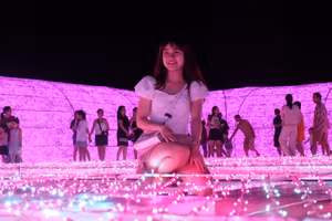 Người dân và du khách check in tại không gian ánh sáng nghệ thuật bên bờ tây cầu Rồng. Ảnh: Hoàng Vinh.