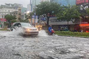 Mưa lớn gây ngập tại một số tuyến đường ở Đà Nẵng hôm 13/10. (Ảnh: Hoàng Vinh)