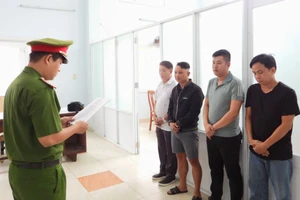 Công an thực hiện lệnh bắt khẩn cấp với Lê Chí Tuấn, Mai Phước Ngọc, Huỳnh Văn Trường và Lê Văn Nam. Ảnh: Công an Đà Nẵng 