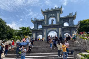 Chùa Linh Ứng ở Bán đảo Sơn Trà đông nghịt khách. Ảnh: Hoàng Vinh. 