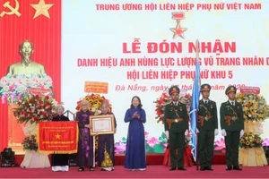 Phó Chủ tịch nước Võ Thị Ánh Xuân trao danh hiệu Anh hùng Lực lượng vũ trang nhân dân cho Hội Liên hiệp Phụ nữ Giải phóng Khu 5. Ảnh: X.D.