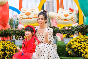 Hai mẹ con xinh tươi check-in tại đường hoa Xuân Đà Nẵng. Ảnh: Hoàng Vinh. 