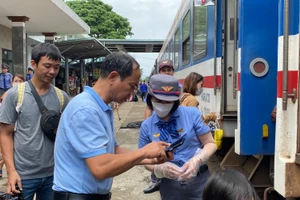 Hành khách lên tàu SE6. Ảnh: Hoàng Vinh. 